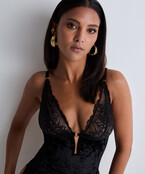 The Night Before -  Body met jarretel