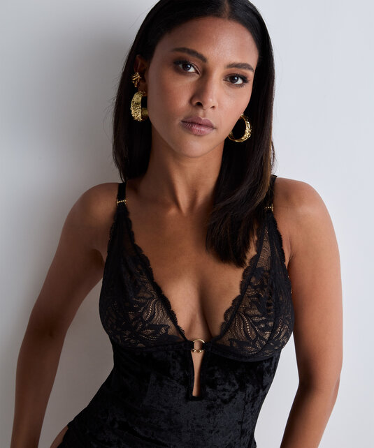 The Night Before -  Body met jarretel