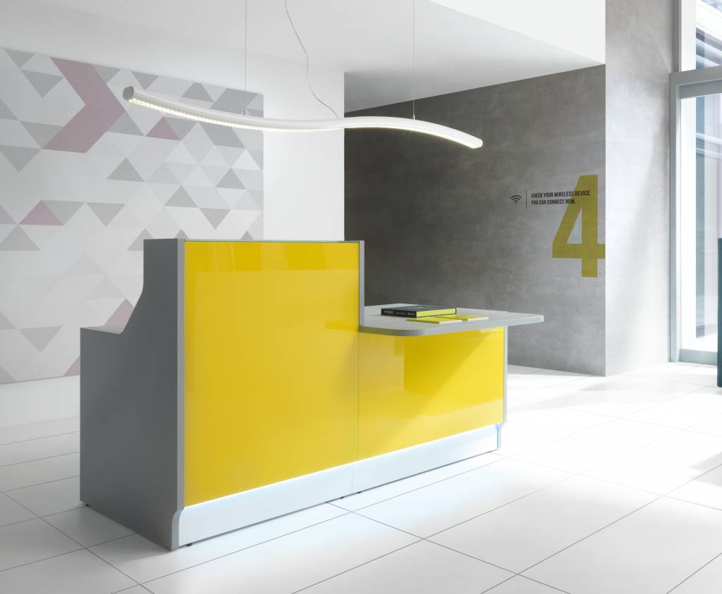 Glastheke London mit gelber Glasfront in moderner Lobby – Empfangstheke mit Serien-LED