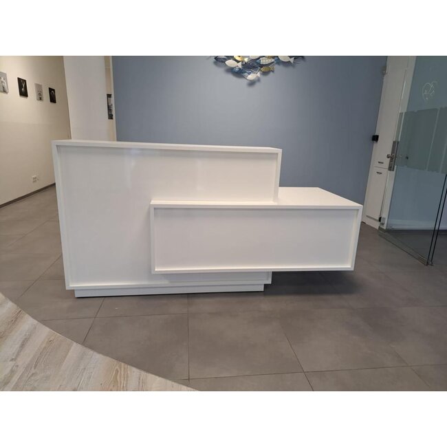 Kubik 210 cm – Empfangstheke mit Hochglanzfront und Beraterplatz, Weiß
