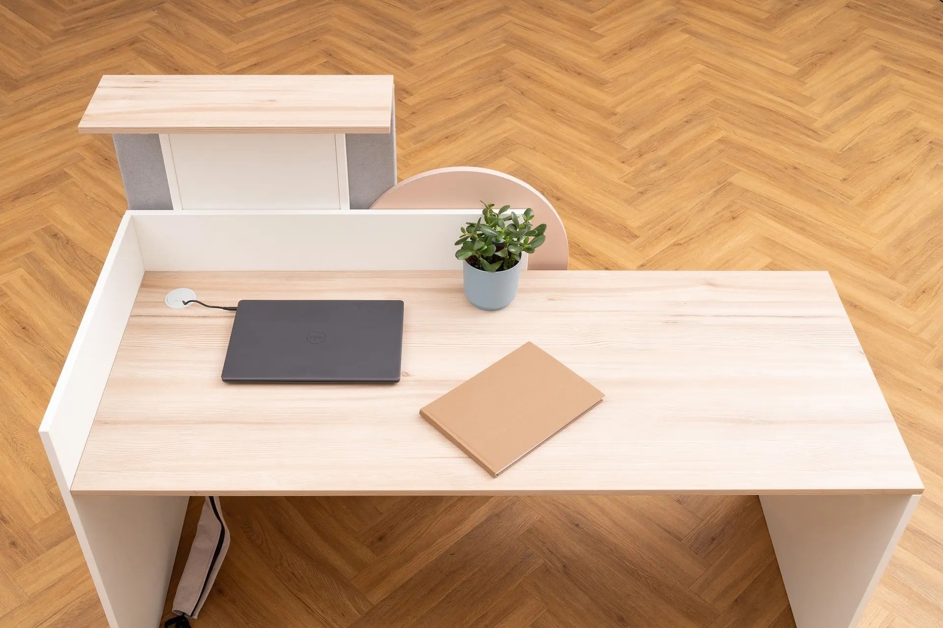 Empfangstheke konfigurierbar – Arbeitsseite mit Arbeitsplatte und Kabeldurchlass