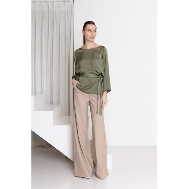 AC by Annelien Coorevits - Blouse NATHALIE boothals, 3/4 mouw, langer model khaki _ webshop