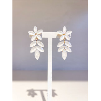 Selected by Kelly oorbellen KSS26 016 bloem wit