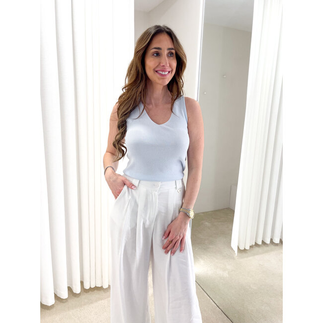 Topje v-hals mouwloos lichtblauw TU