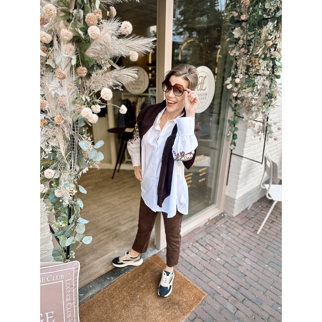 BLOUSE WIT MET CHOCO BRODERIE