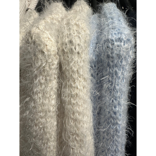 TRUI V-NECK FLUFFY KNIT BEIGE