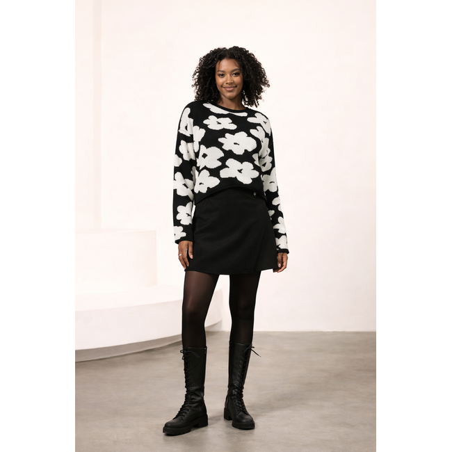 TRUI ELIN BLACK FLOWER