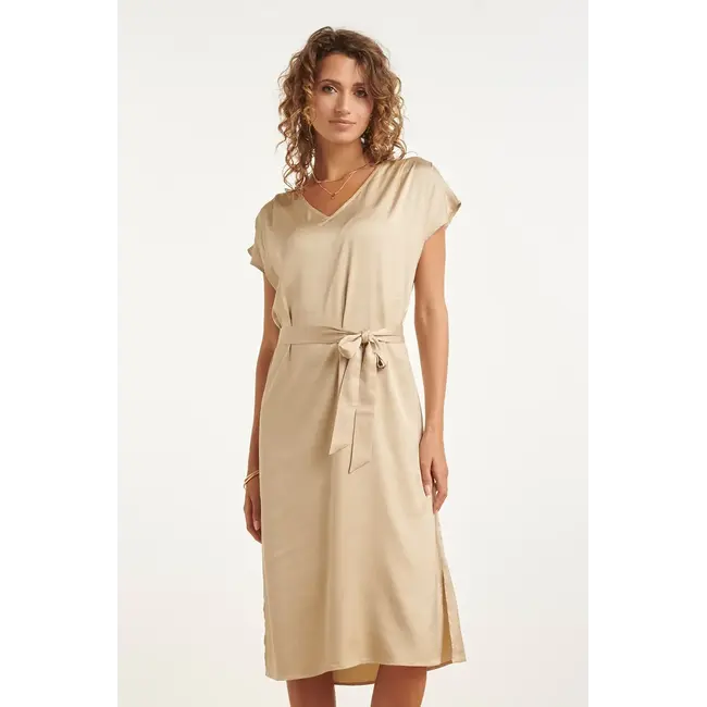 SMASHED LEMON JURK SATIJN MIDI-JURK MET V-HALS 26106