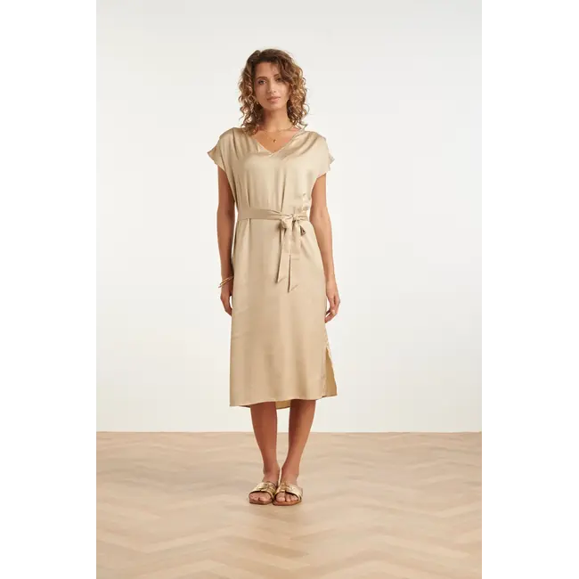 SMASHED LEMON JURK SATIJN MIDI-JURK MET V-HALS 26106