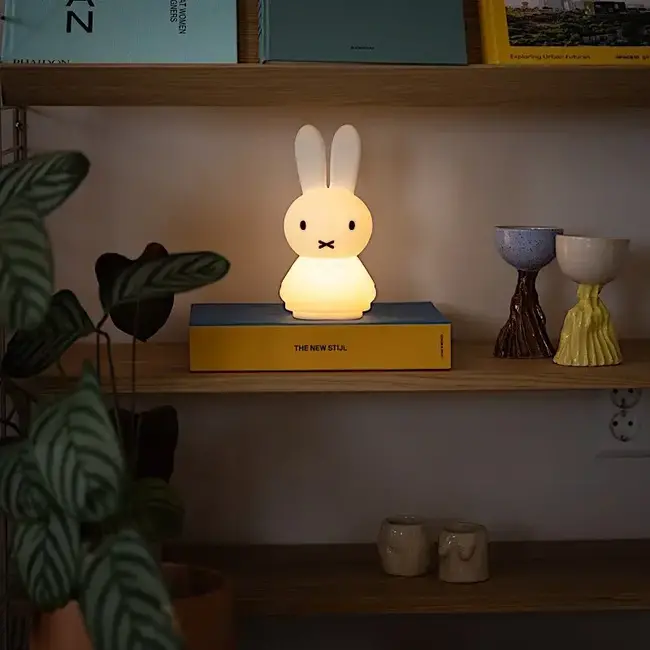 MR MARIA VEILLEUSE LAPIN MIFFY - TACTILE SHINES 23CM