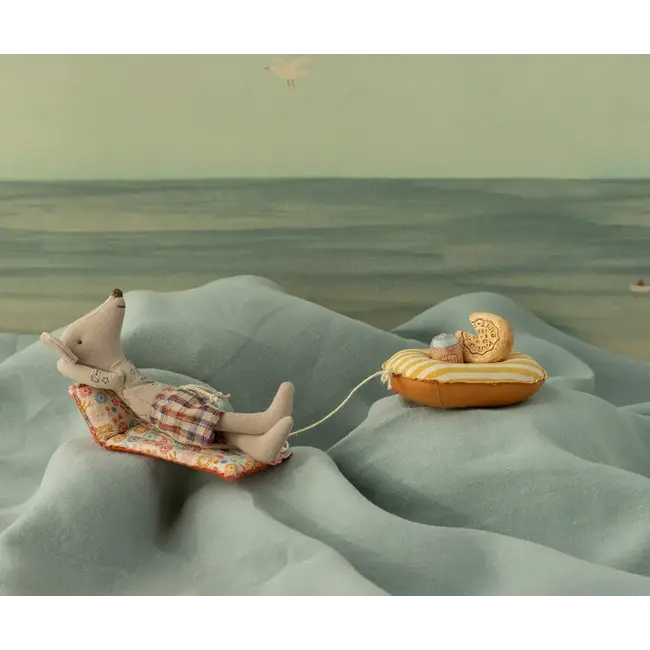 MAILEG PAPA SOURIS 15CM ET SON MATELAS DE PLAGE FLEURI