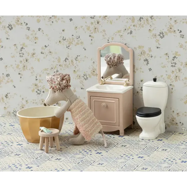 MAILEG GRANDE SOEUR SOURIS 13CM - MOMENT DE DÉTENTE