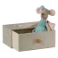 MAILEG PETITE SOEUR SOURIS 10CM - BALLERINE BLEUE DANS SON LIT TIROIR