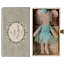 MAILEG PETITE SOEUR SOURIS 10CM - BALLERINE BLEUE DANS SON LIT TIROIR