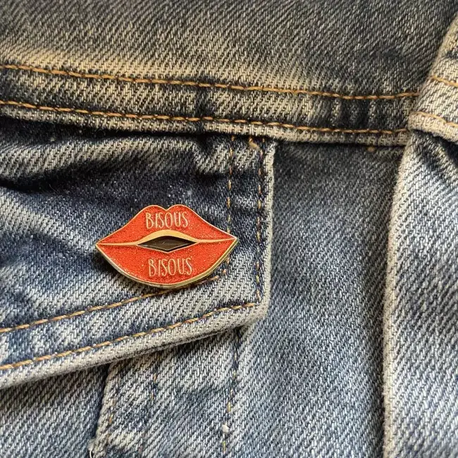 PIN'S BIJOU - BISOUS BISOUS