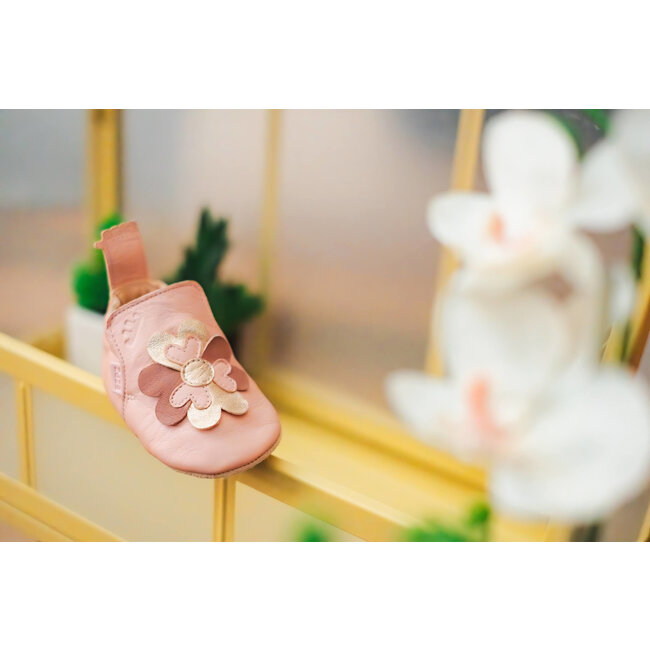 EASY PEASY CHAUSSON CUIR SOUPLE "BLUBLU" PÉTALE COEURS ROSE BABA