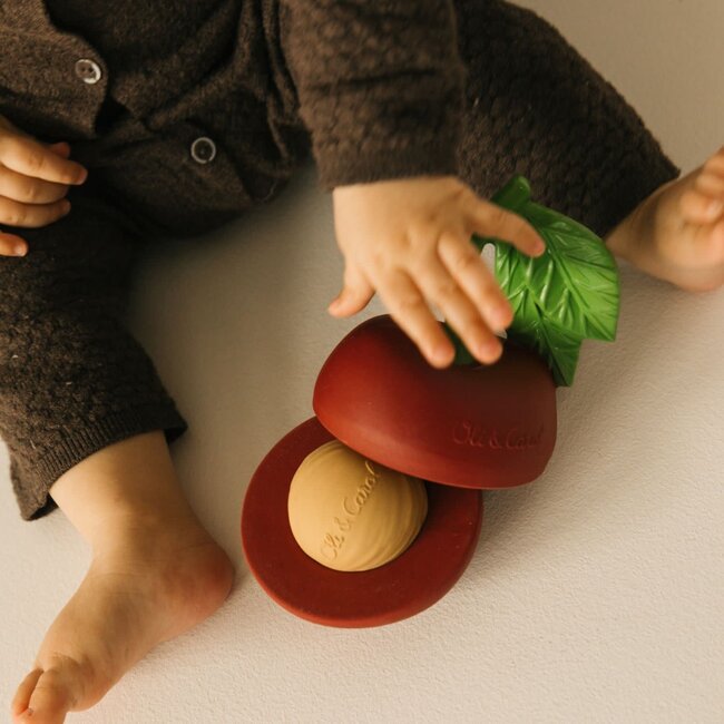 OLI & CAROL JOUET À EMPILER & BALLE SONORE - CERISE CHERRY