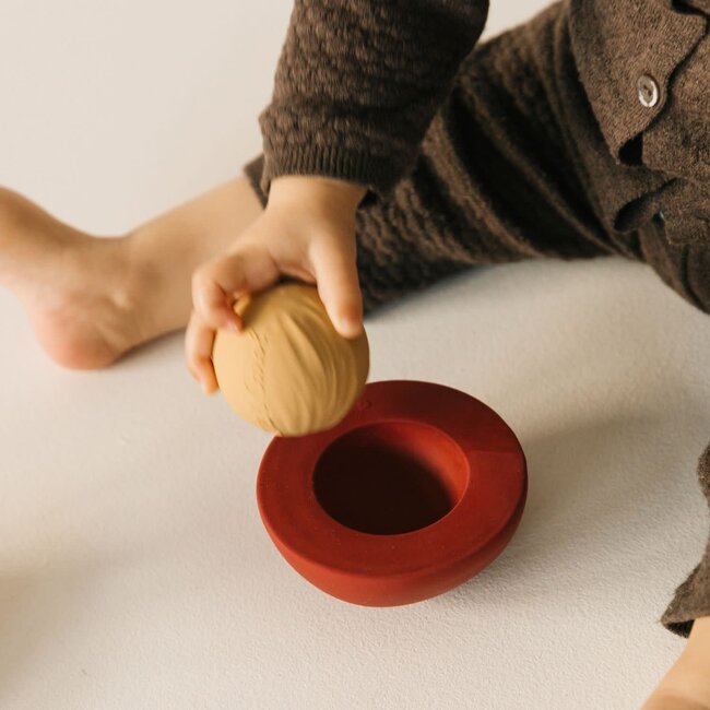 OLI & CAROL JOUET À EMPILER & BALLE SONORE - CERISE CHERRY