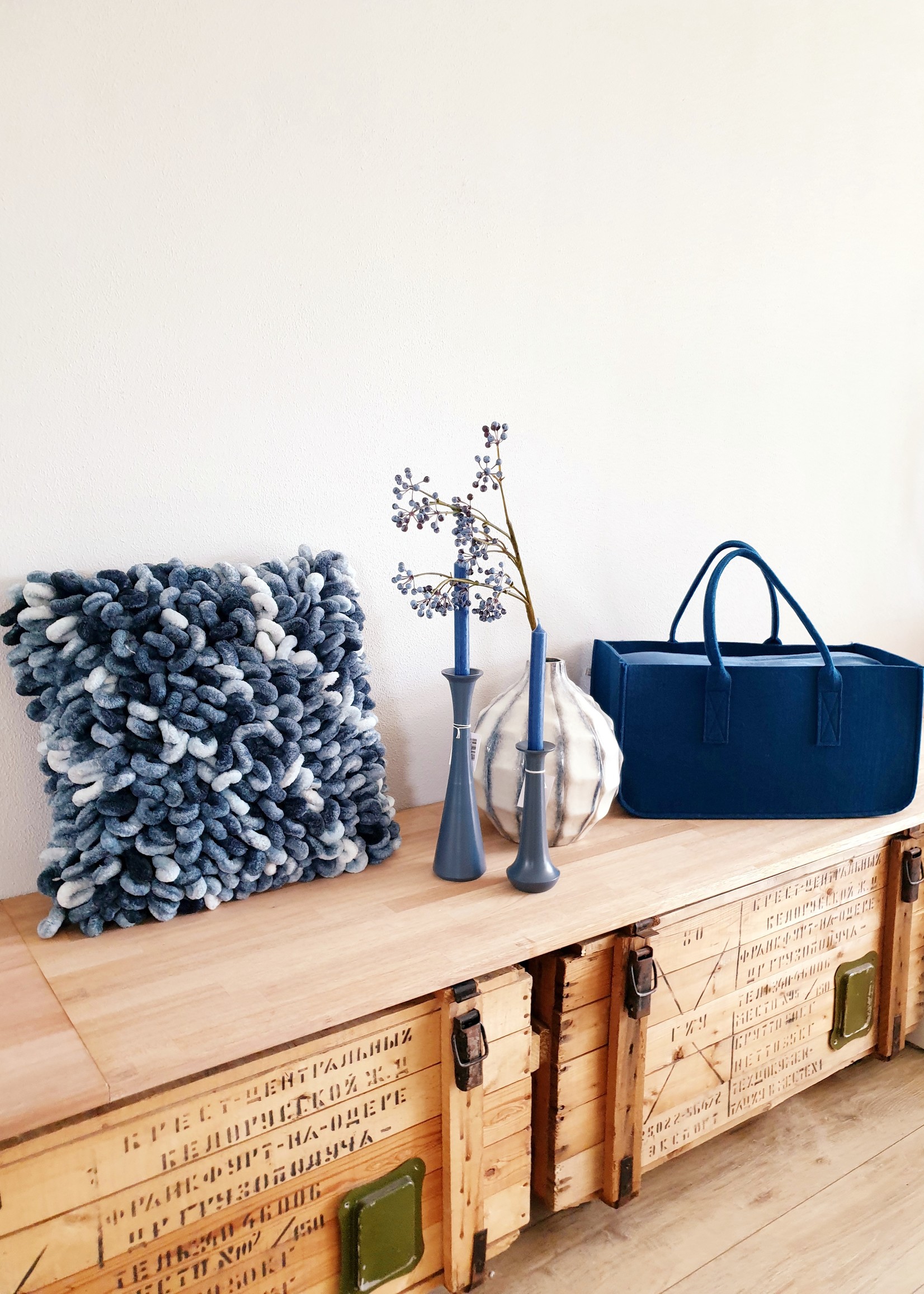 Present Time Magazine Holder Mellow blue