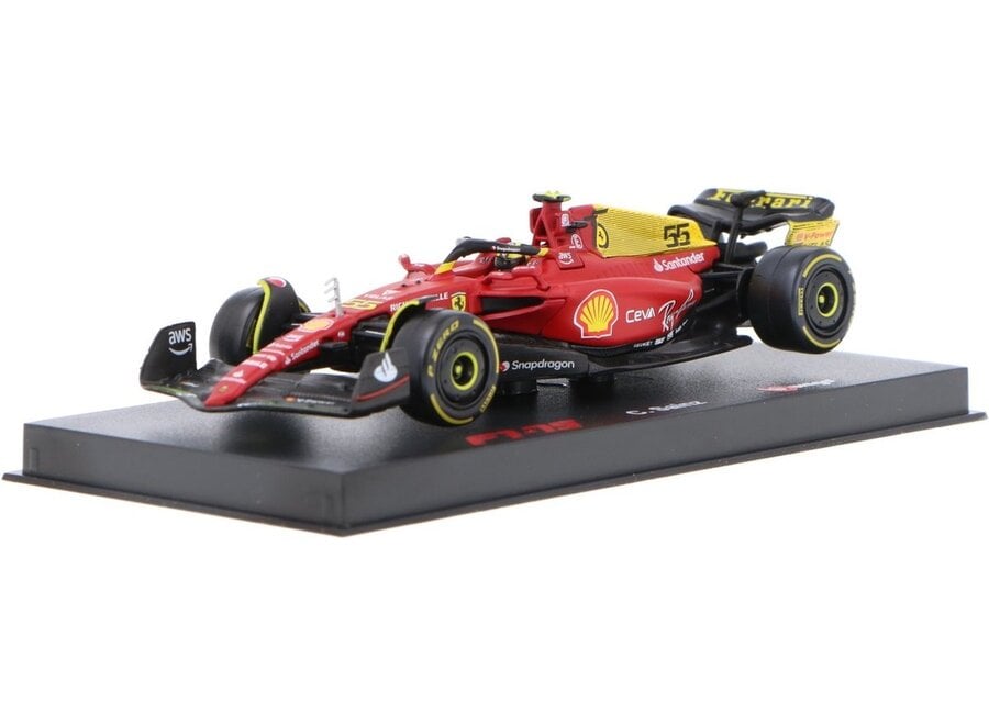 Carlos Sainz Burago Ferrari F1-75 in display box met Helm  1:43