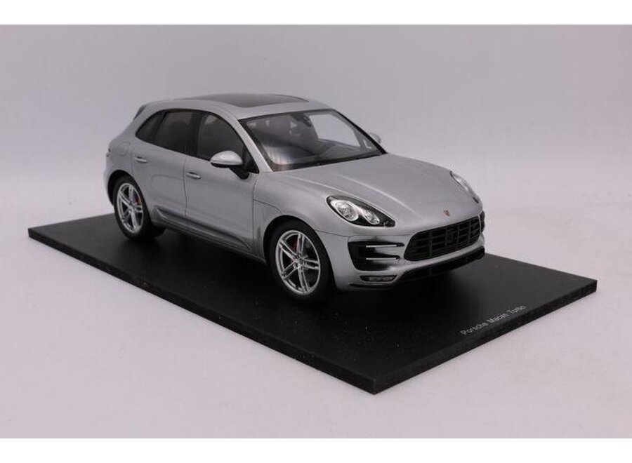 Porsche Macan Turbo 1:18 Spark