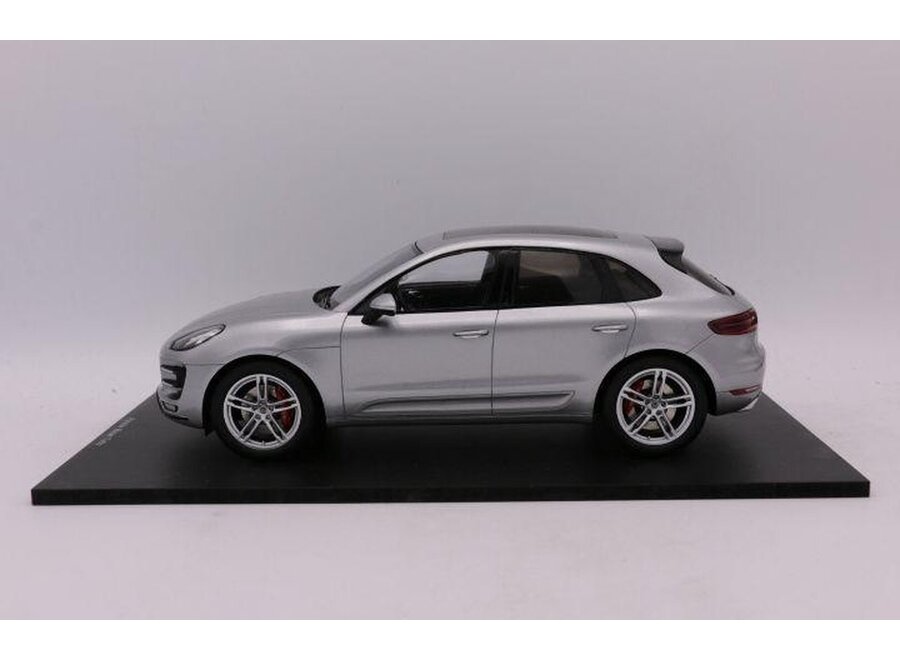 Porsche Macan Turbo 1:18 Spark