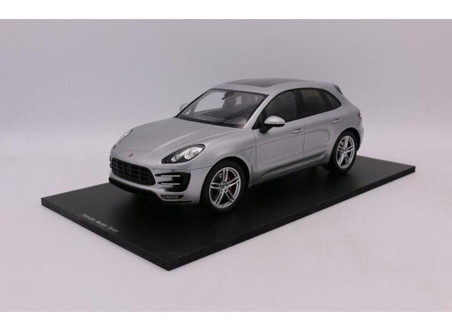 Porsche Macan Turbo 1:18 Spark