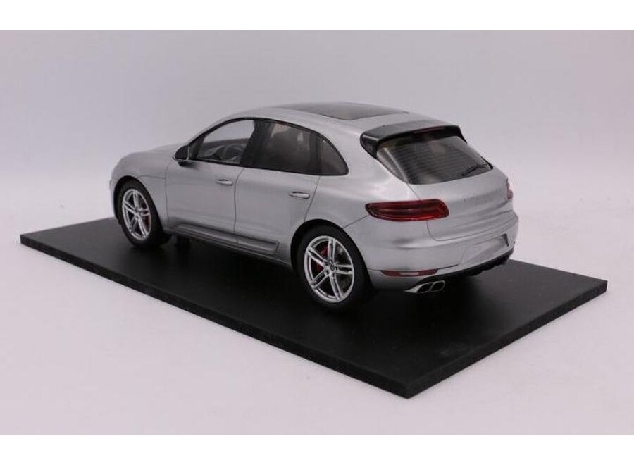 Porsche Macan Turbo 1:18 Spark