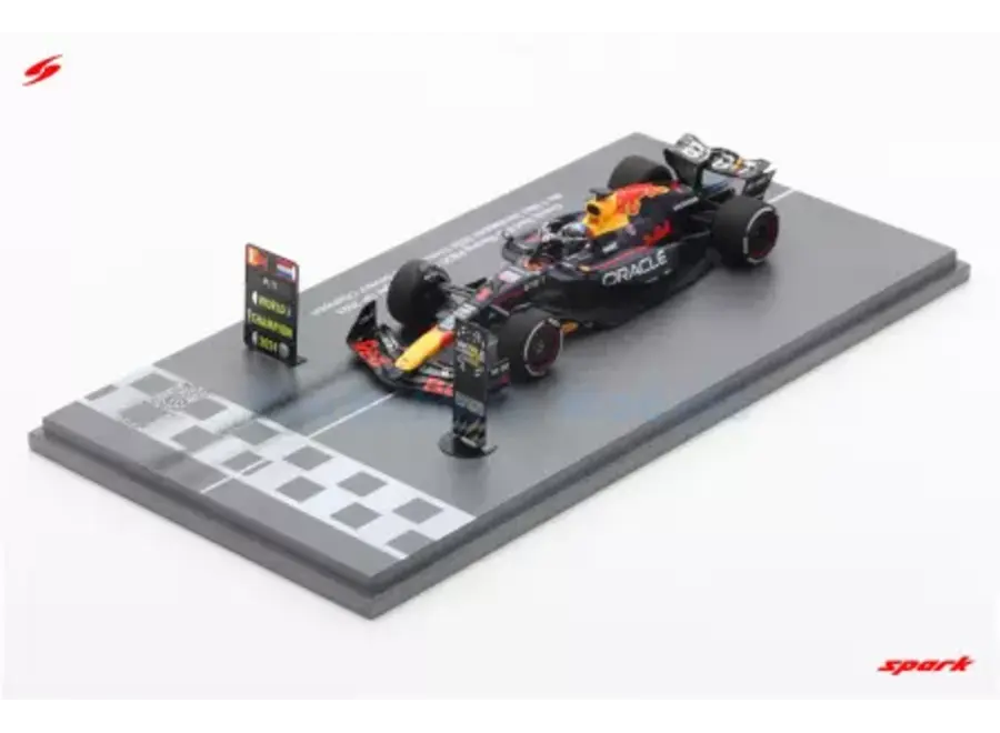 Max Verstappen Wereldkampioen RB20 incl. World Champion Pit Board en Special base plate!