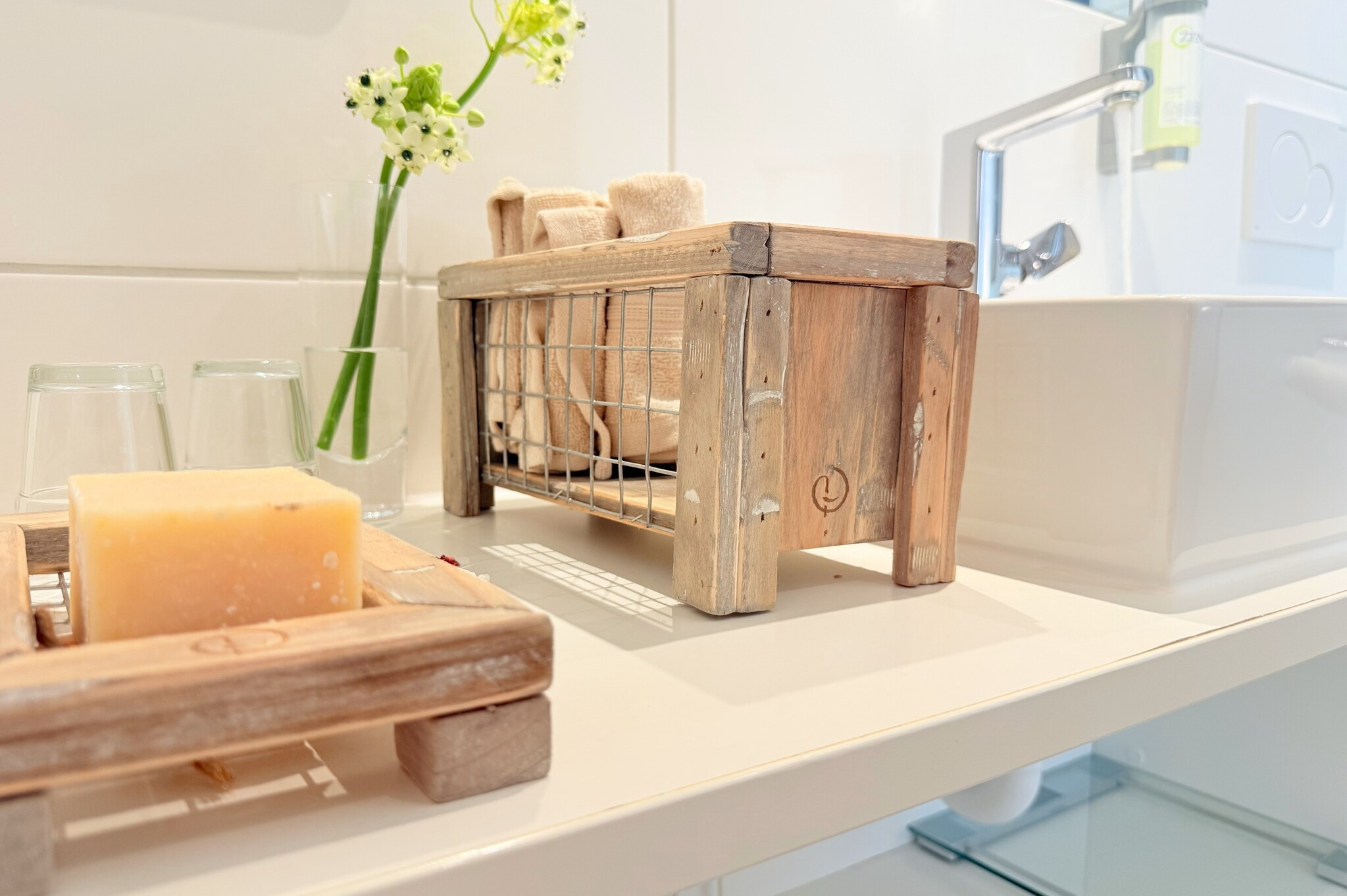 home dec old dutch bathroom side set/2-5