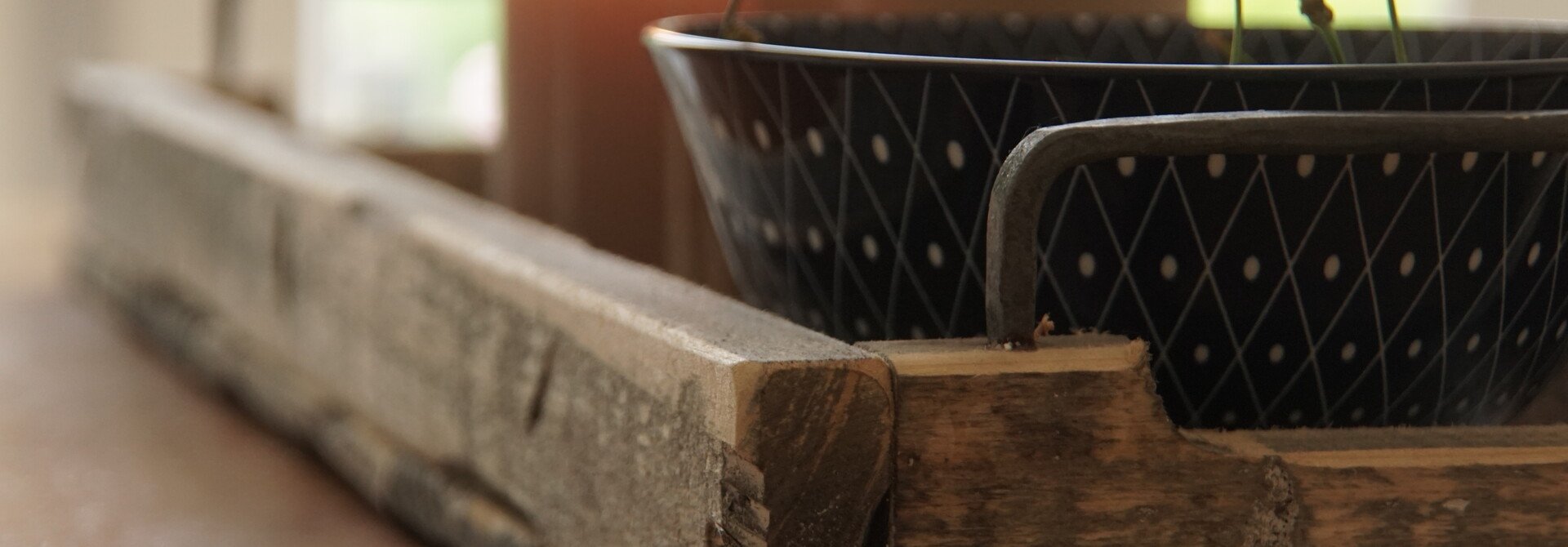 Houten trays en dienbladen met doorleefde uitstraling