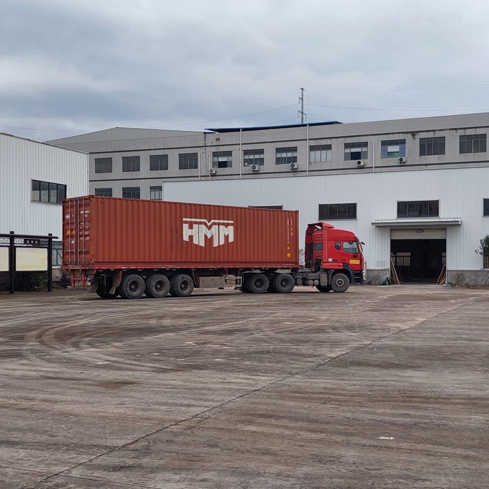 fabriek voor de productie van DutchMood woonaccessoires. container laden