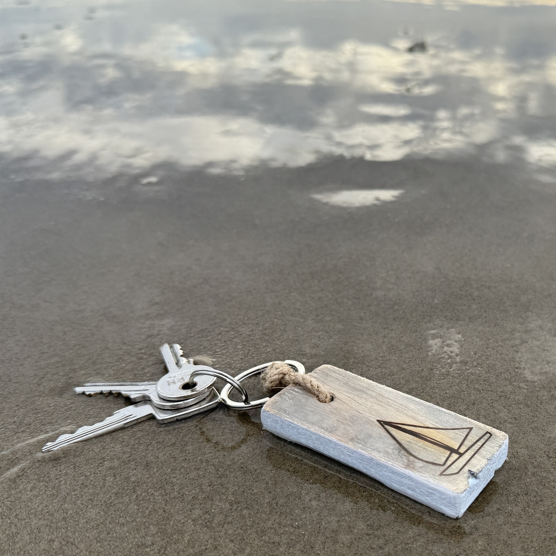drijvende sleutelhanger beachlife met ruig hout en touw. 