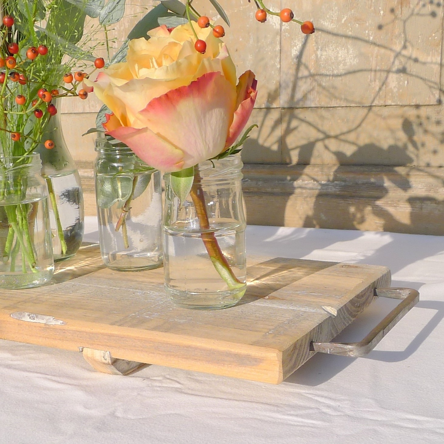 onderzetter van oud doorleefd hout met metalen handvaten Dutch Mood