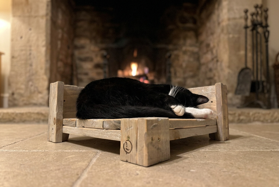 furn old dutch cat table low-2