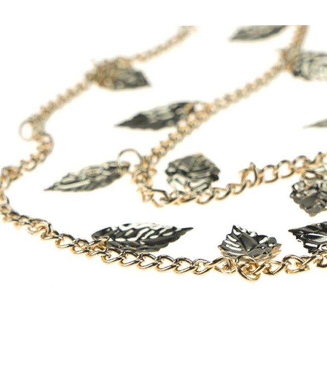 Haarketting goudkleurig in model bladeren