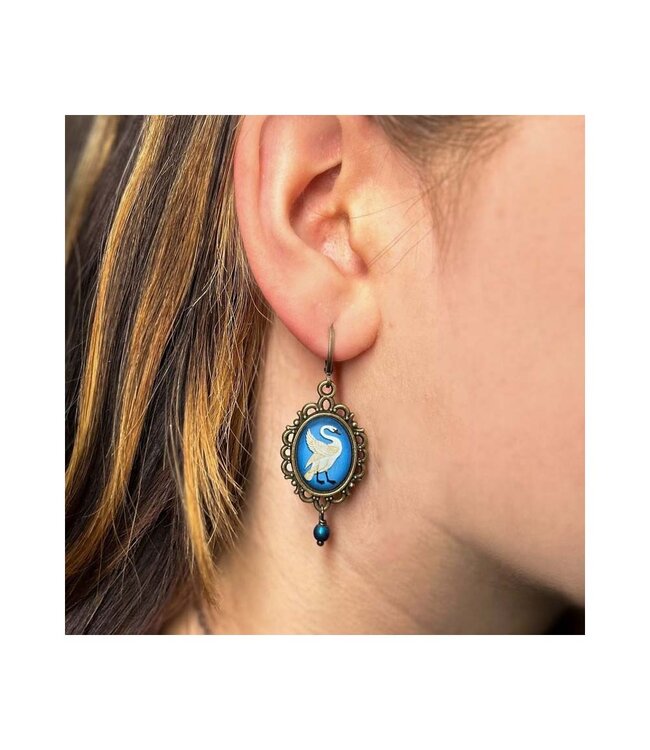 Vintage oorbellen met zwaan Urban Hippies