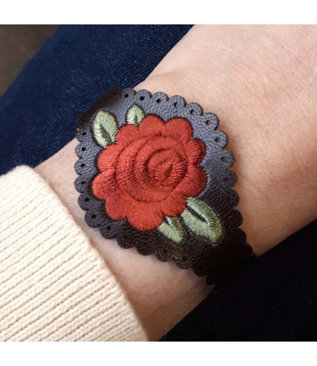 Armband leer zwart roos Urban Hippies