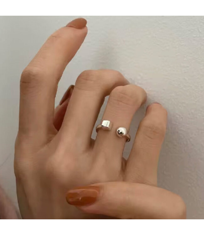 Ring zilverkleurig cirkel kubus