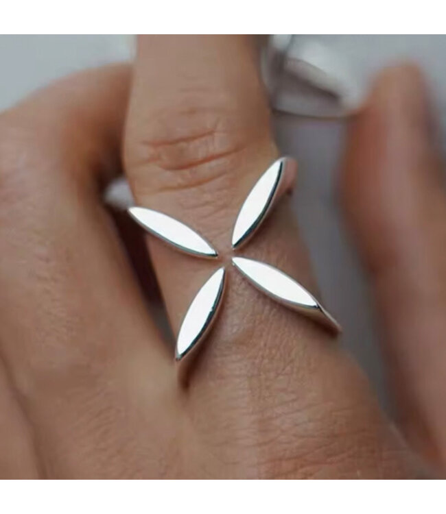 Ring zilverkleurig strakke bloem