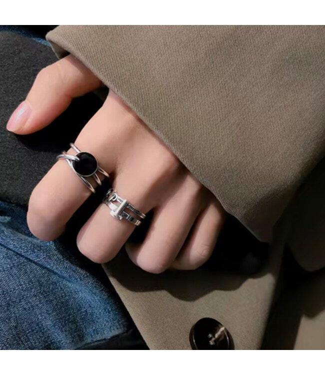 Ring zilverkleurig zwarte cirkel