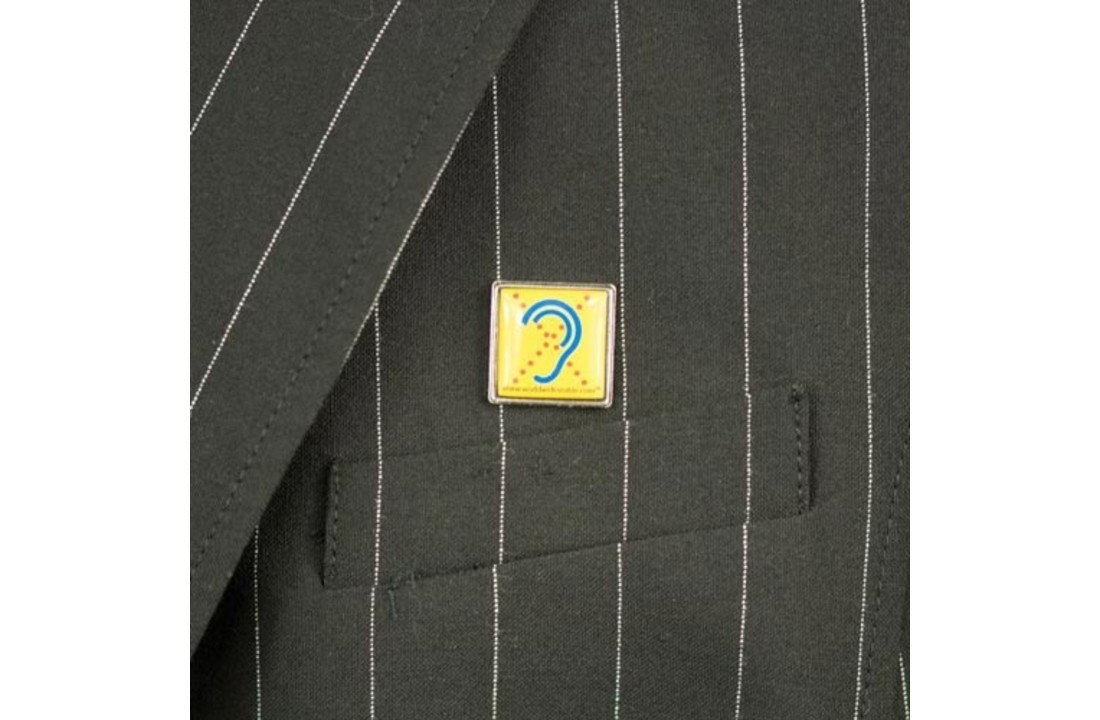 Limited Hearing Pin mit Magnetverschluss
