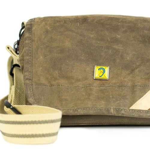 Limited Hearing Pin mit Magnetverschluss