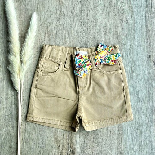 Short - Beige met kleurrijk strikje Short - Beige met kleurrijk strikje