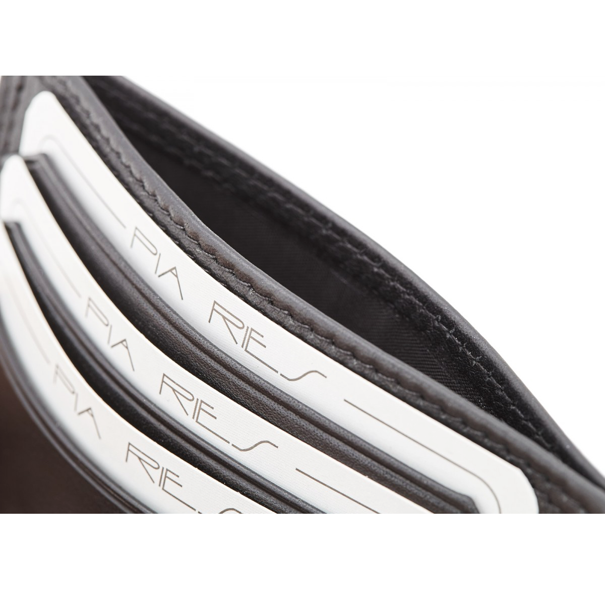 Pia Ries - 753 Delux Man Pasjesportemonnee - Zwart Leer