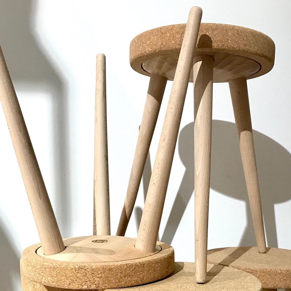 Korkhocker mit Holzfüßen