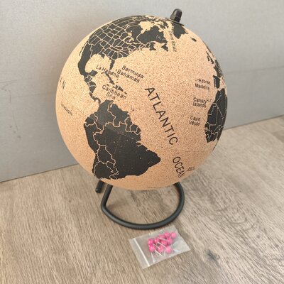 Kork Globus mit Text - Durchmesser 20 cm.