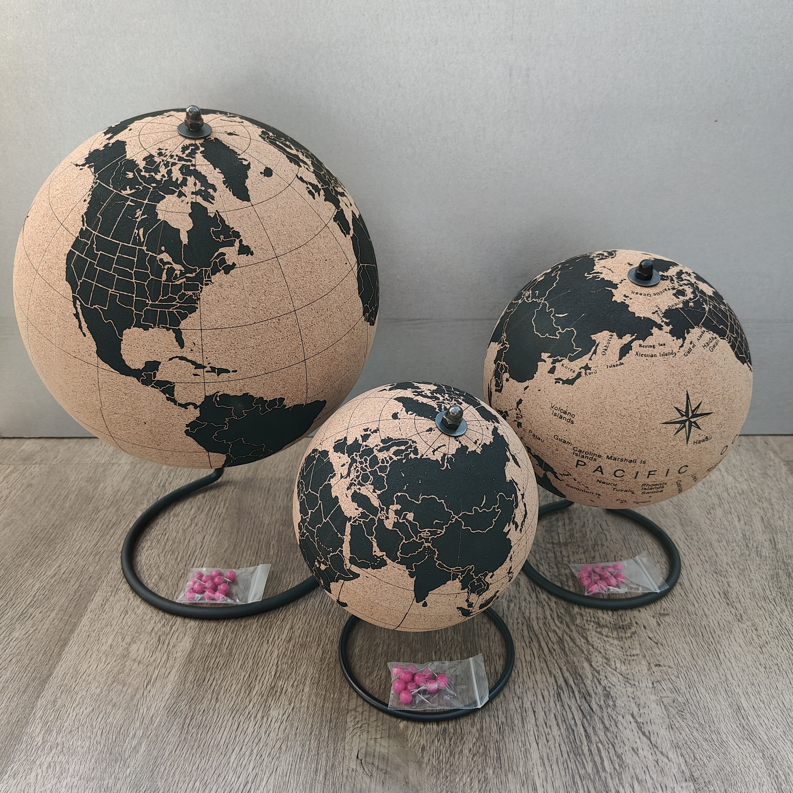 Kork Globus mit Text - Durchmesser 20 cm.