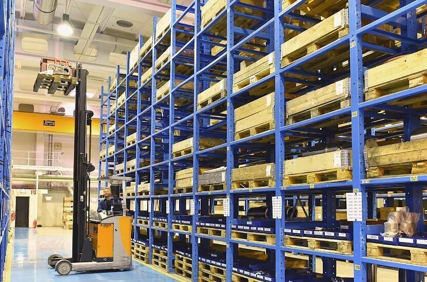 Drewniane nadstawki paletowe przechowywane na regałach magazynowych
