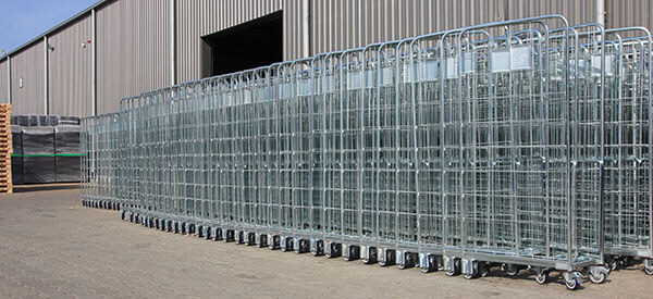 Wózki siatkowe gniazdowane na placu magazynowym